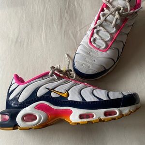 Nike women’s AirMax